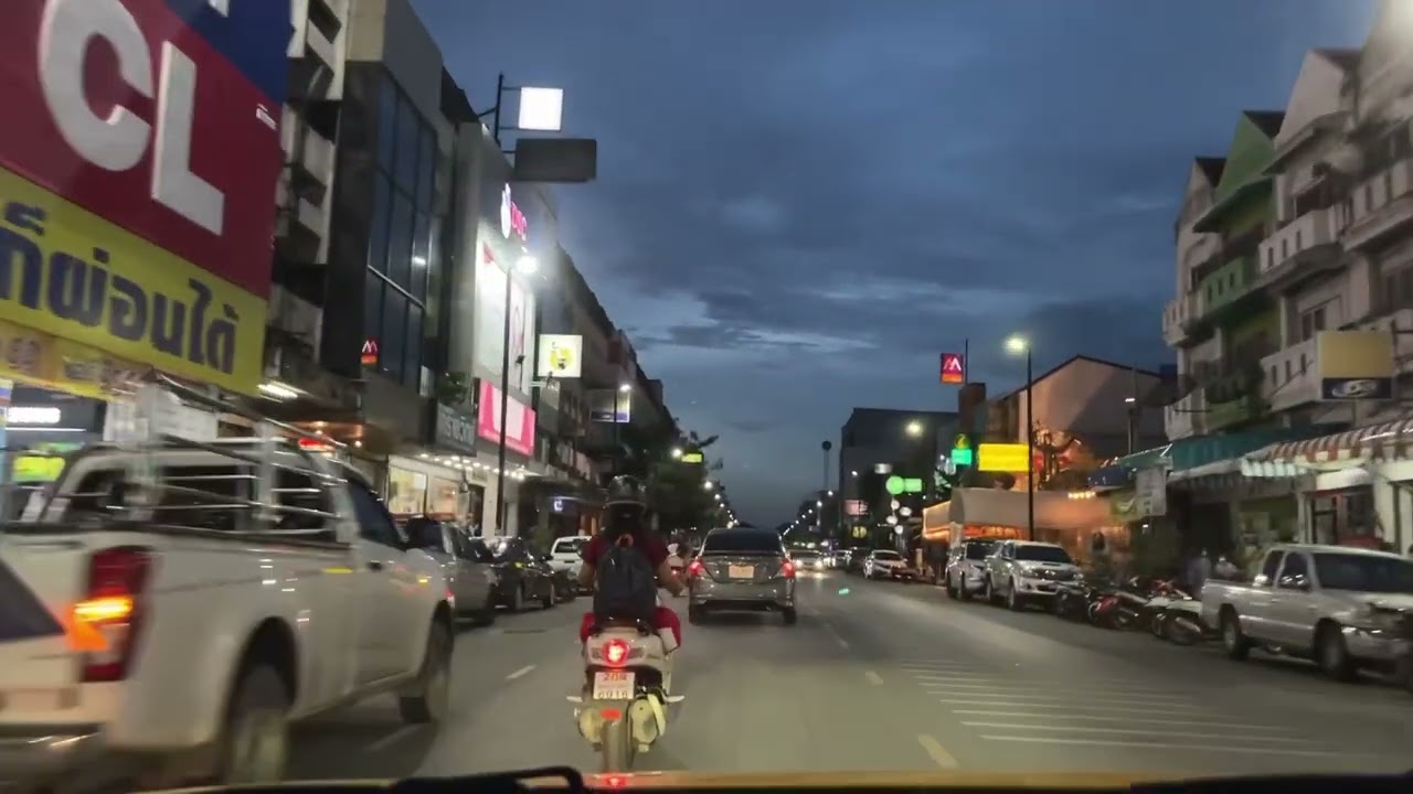 泰国呵叻夜晚街道