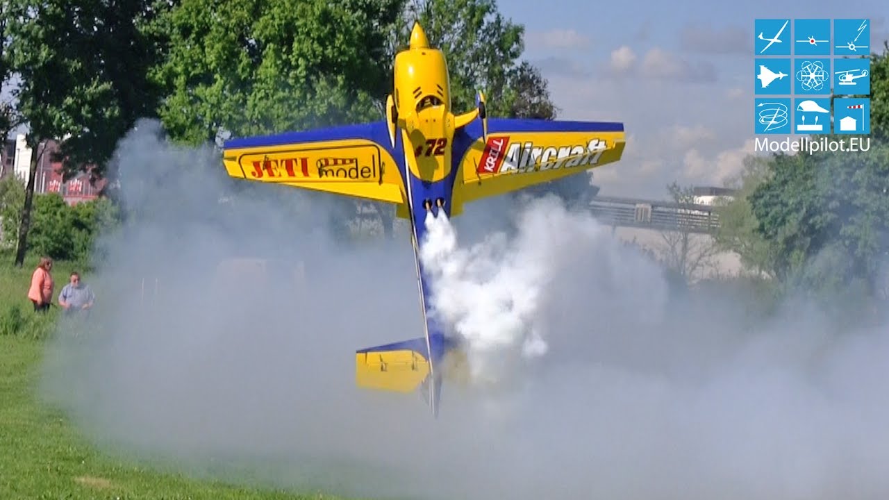 EXTREME 3D EXTRA 330SC AEROBATIC FLIGHT GERNOT BRUCKMANN MULTIPLEX AIRSHOW 2017