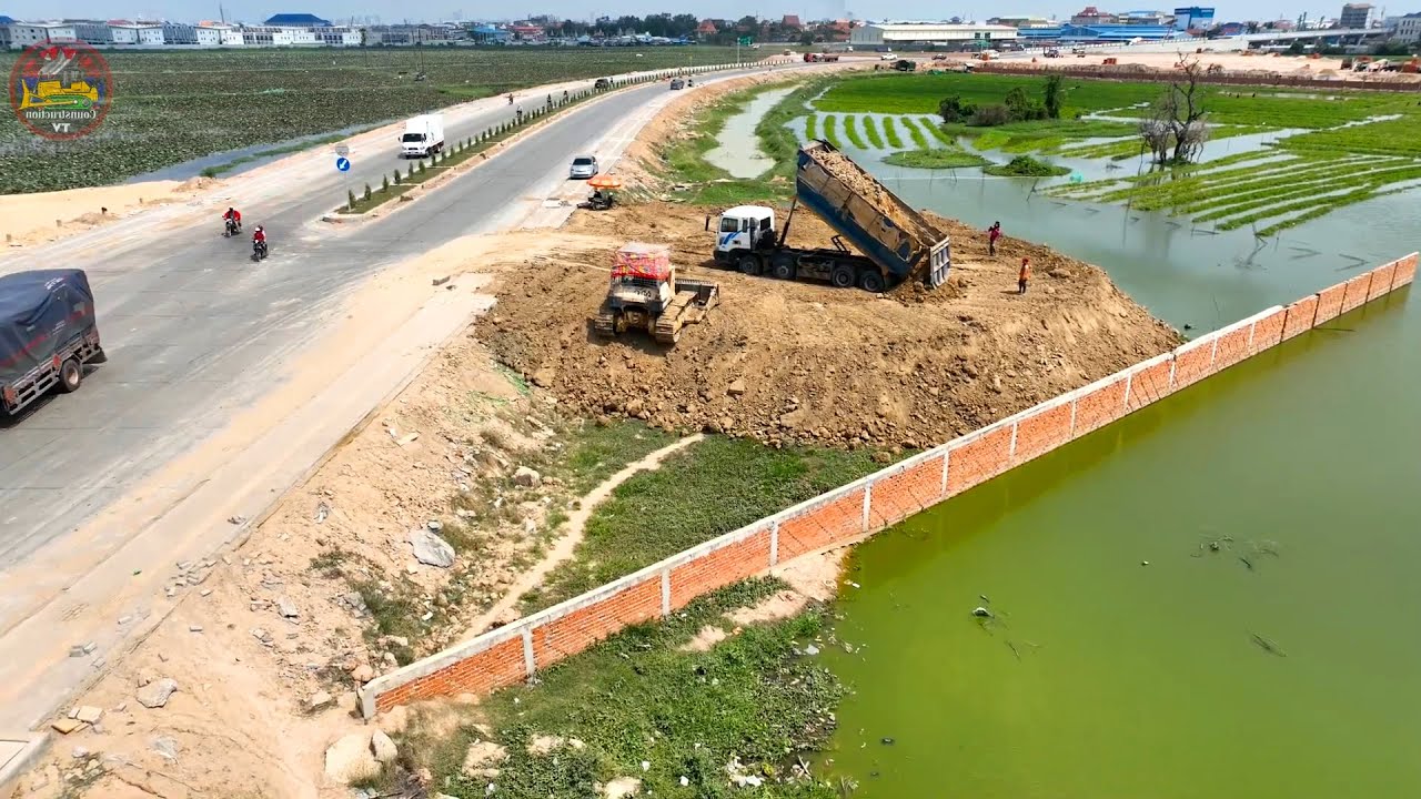Nice Extreme Action Equipment Lakefill ,Strongly Bulldozer LiuGong Pushing Soil Dumping Truck