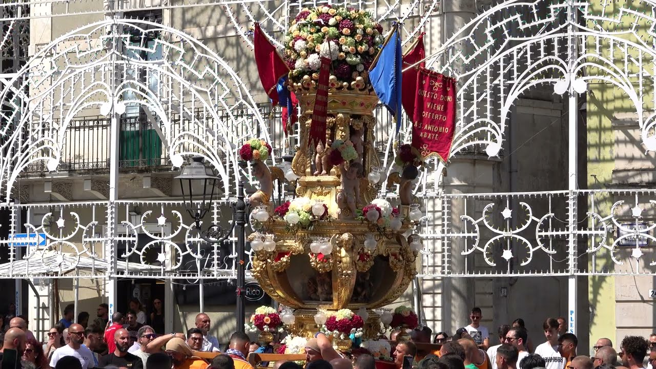 Aci S Antonio 28 Luglio 2024 Trionfale Ingresso a Piazza Maggiore del Monumentale Cereo Contadini 4K