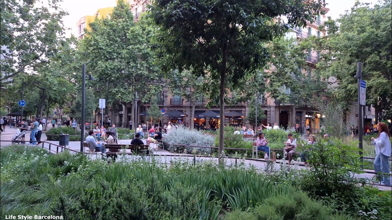 Barcelona - Walking Bars and Restaurants - Carrer d`Enric Granados - Hotspot Nightlife