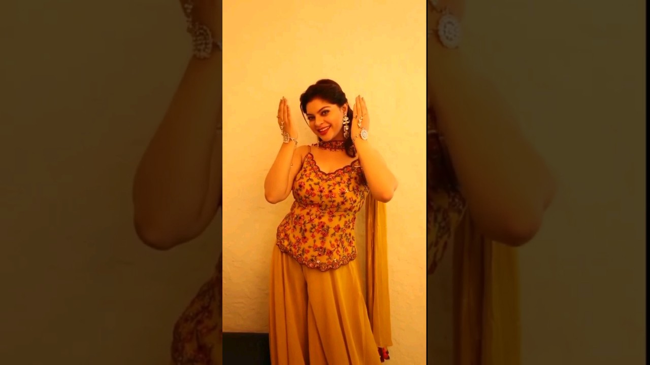 Smilin', shinin' and sparklin'... ✨️ #ytshorts #transition #bollywoodsongs #shorts  #snehawagh