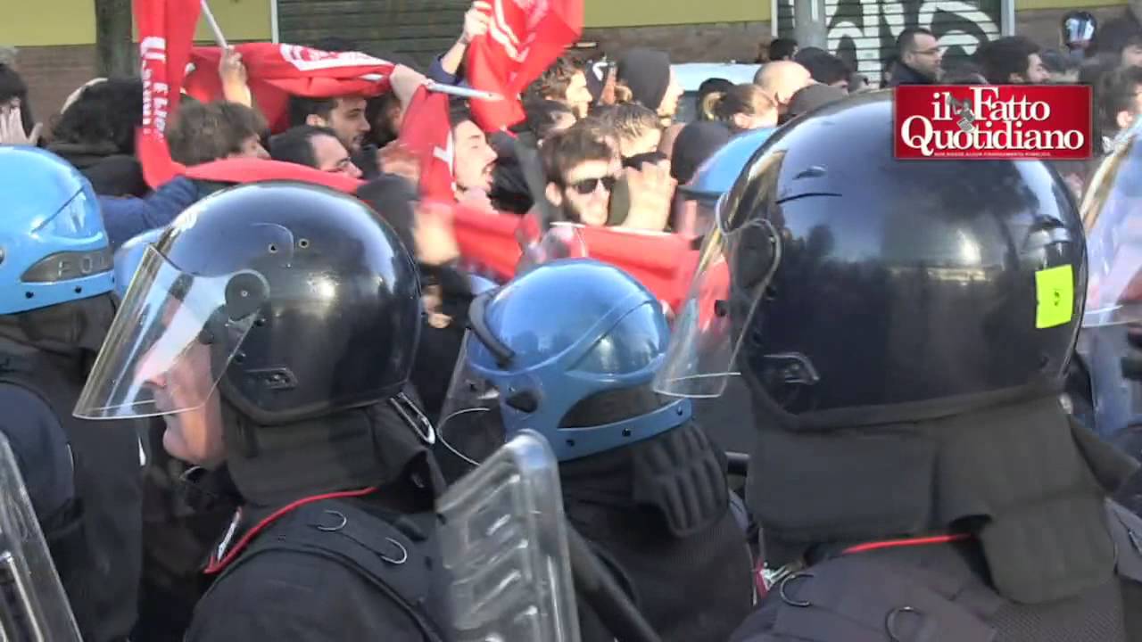 Bologna, scontri con la polizia dopo sgombero ex palazzina Telecom: due contusi
