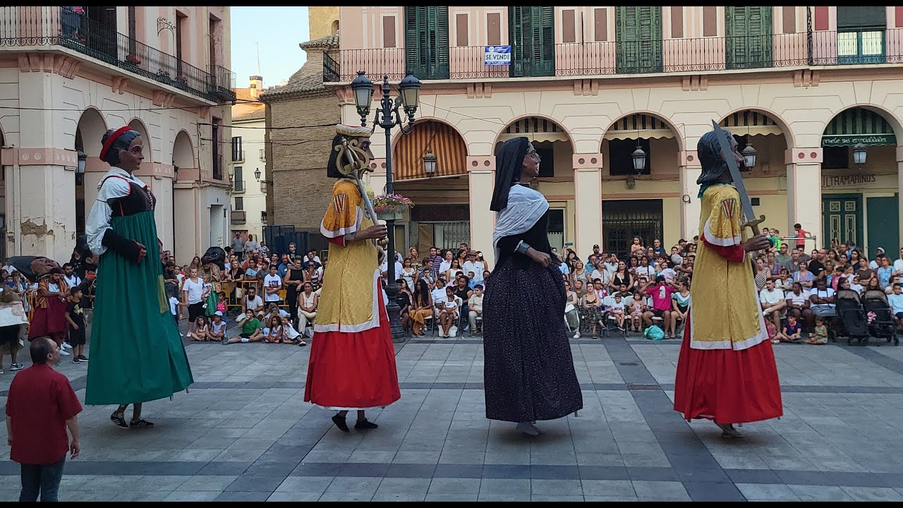 Ensayo de la Comparsa de Gigantes y Cabezudos de Huesca