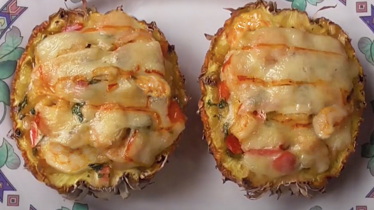 Piña rellena con camarones