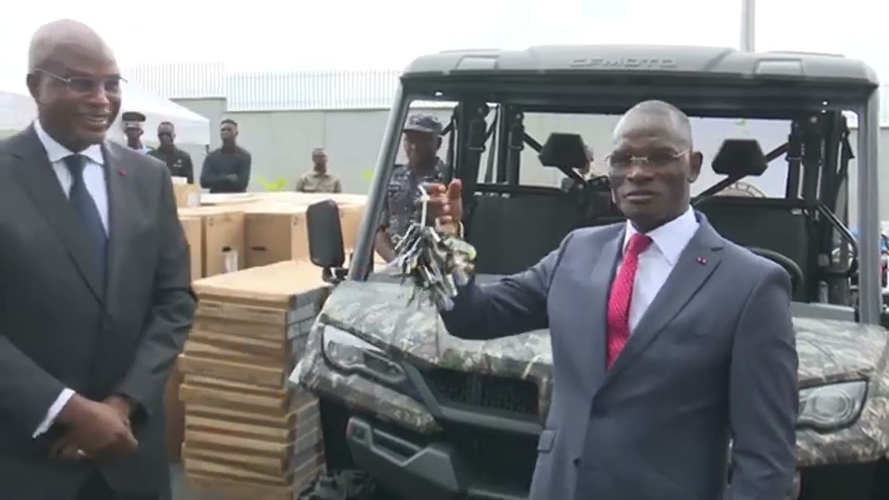 Le Ministre Vagondo Diomandé à la remise de matériels à la DST