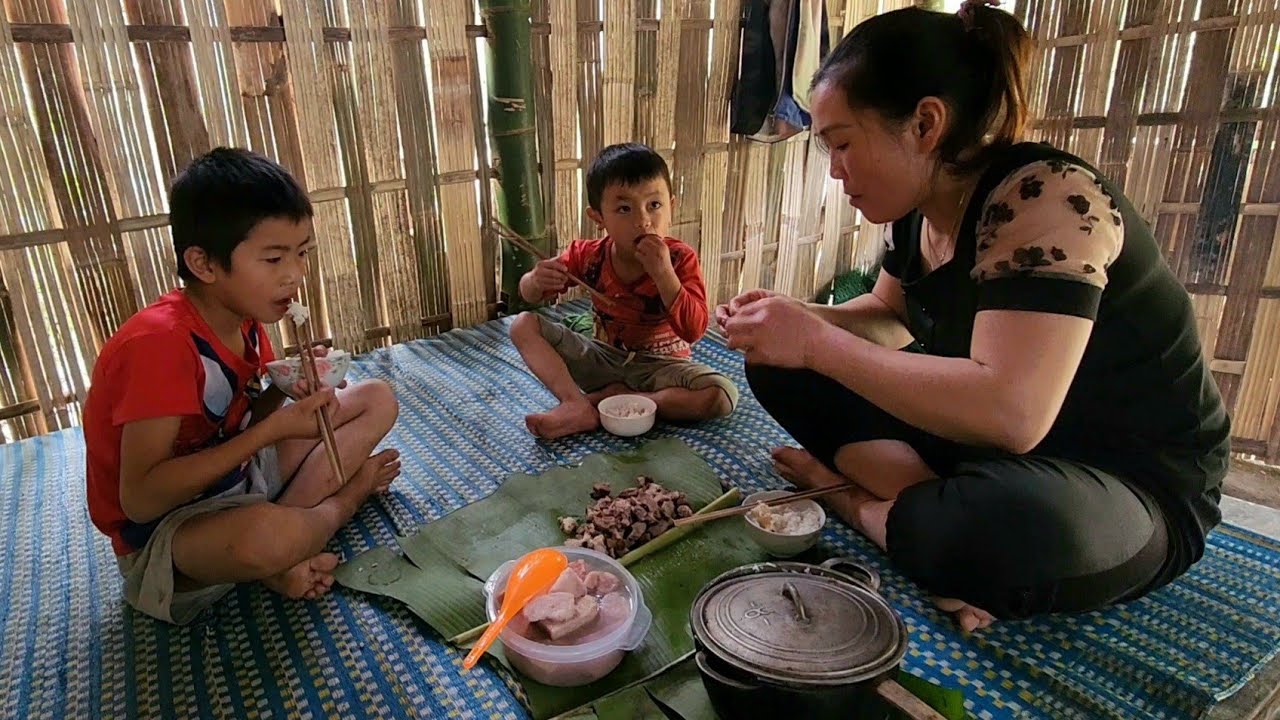 Picking up wild pepper to sell, buying meat to cook with two children - the new life of DANG THI DU