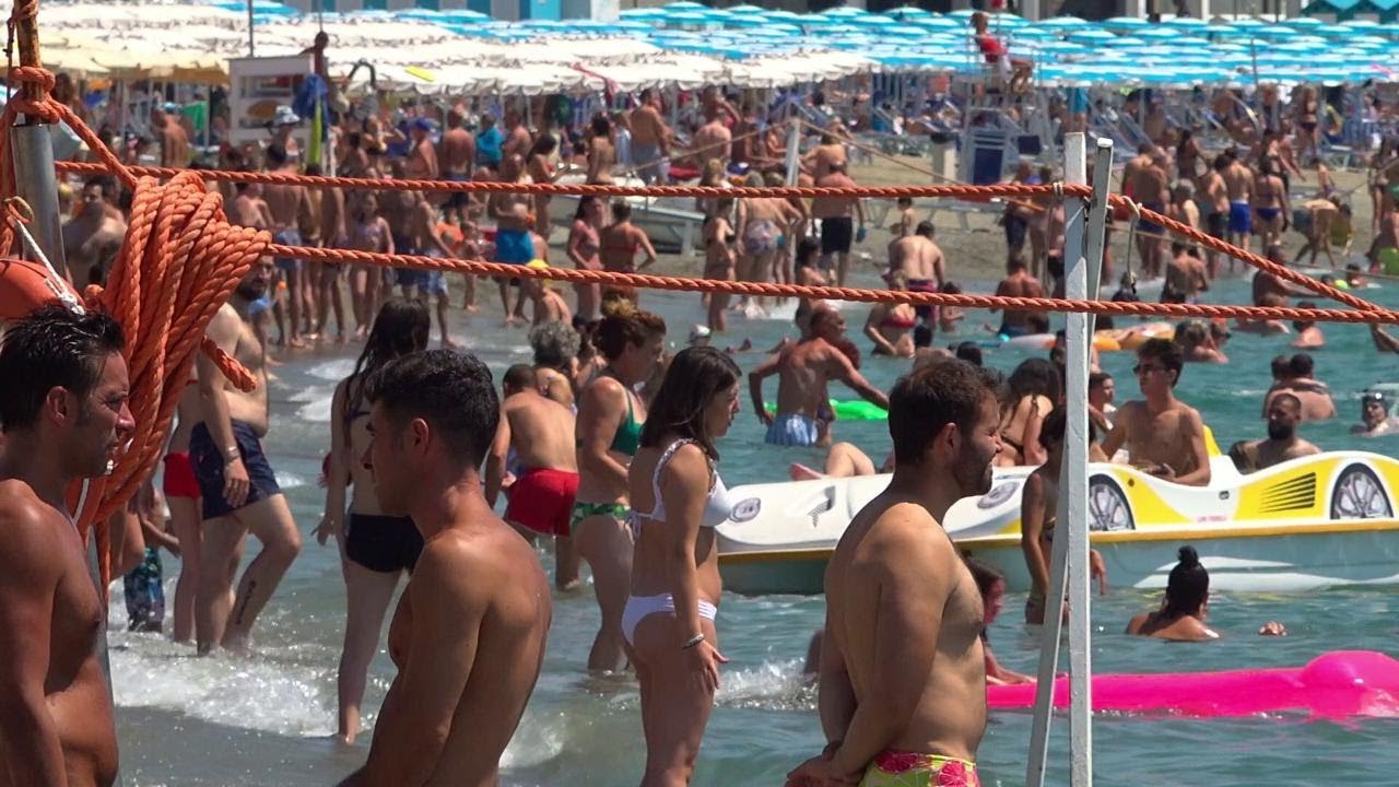 Liguria, tanta gente al mare: spiagge affollate da Albissola Marina a Varazze