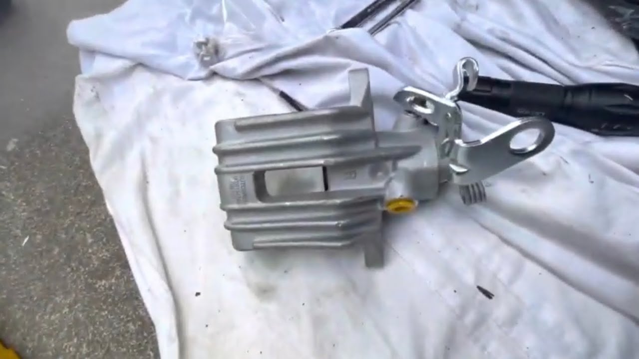 Замена тормозного суппорта Skoda Octavia 1.6 TDI 2010 1Z3