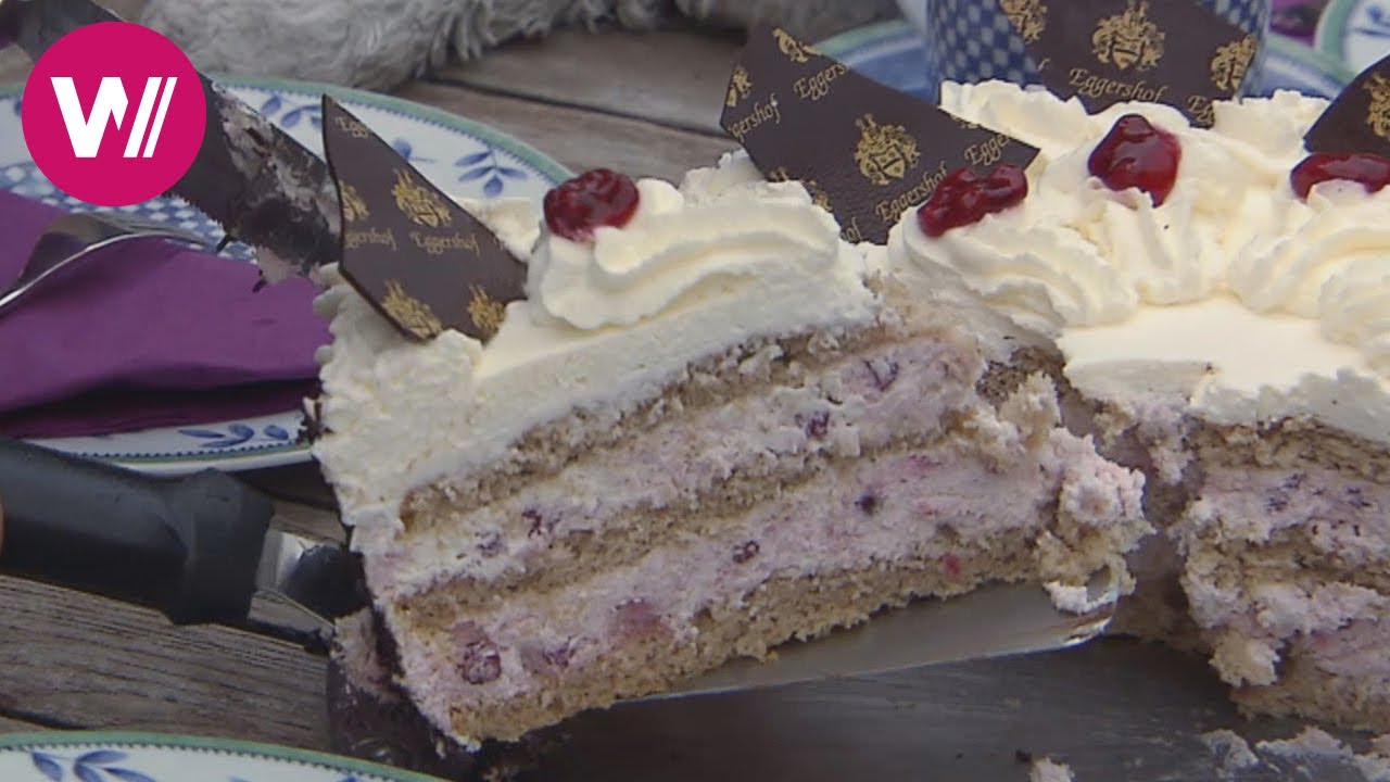 Buchweizentorte mit Preiselbeersahne und Schokostreuseln