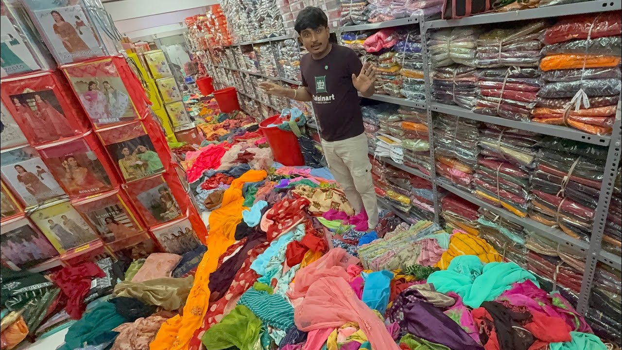 लॉट में पूरे भारत की सबसे सस्ती साड़ी मिलती है यहाँ लेकिन आना पड़ेगा 