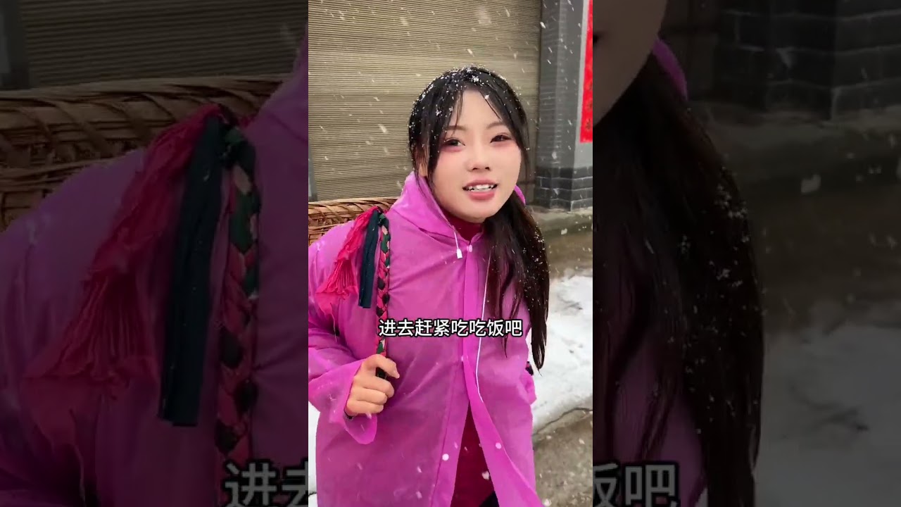大雪天遇见姑娘搭车。