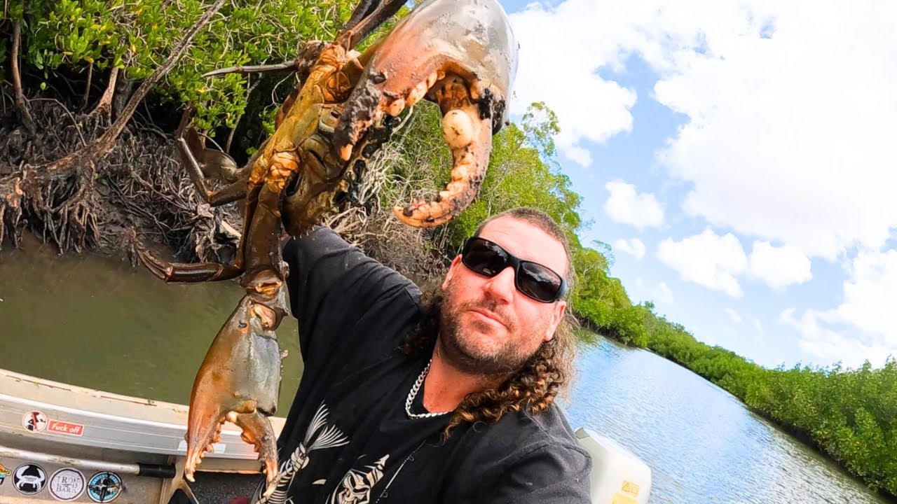 I ALMOST GOT BITTEN BY A MUD CRAB!! - Mud Crab Loaded Fries!!! **Recipe Included** - HOOK & COOK