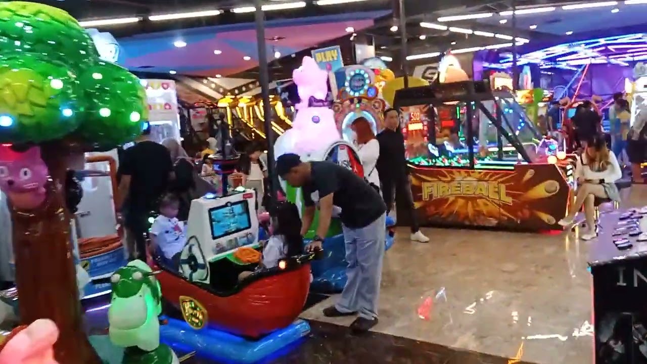 Jalan jalan ada permainan fund world di gaia bumi raya city mall pontianak 