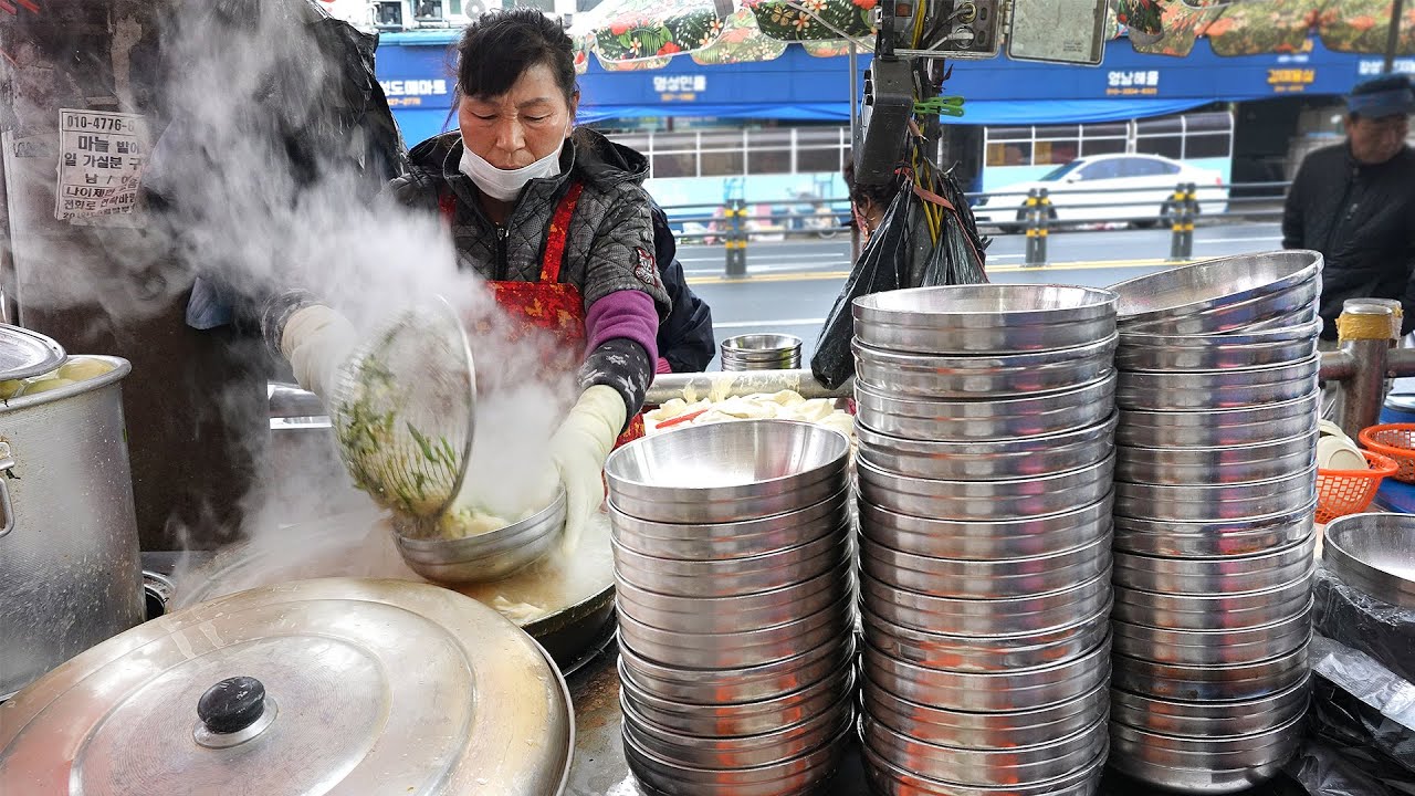 3000원만 내면 미친듯이 주는 수제비? 산더미수제비로 유명한 키큰 아지매집┃$2Korean sujebi,Hand-pulled dough soup-Korean street food