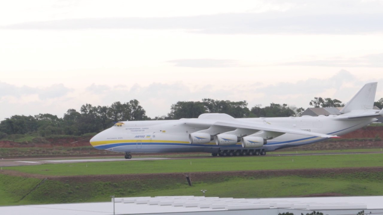 Antonov An-225 Mriya pousando em Viracopos (Campinas/SP, 14/11/2016) - O Maior Avião do Mundo