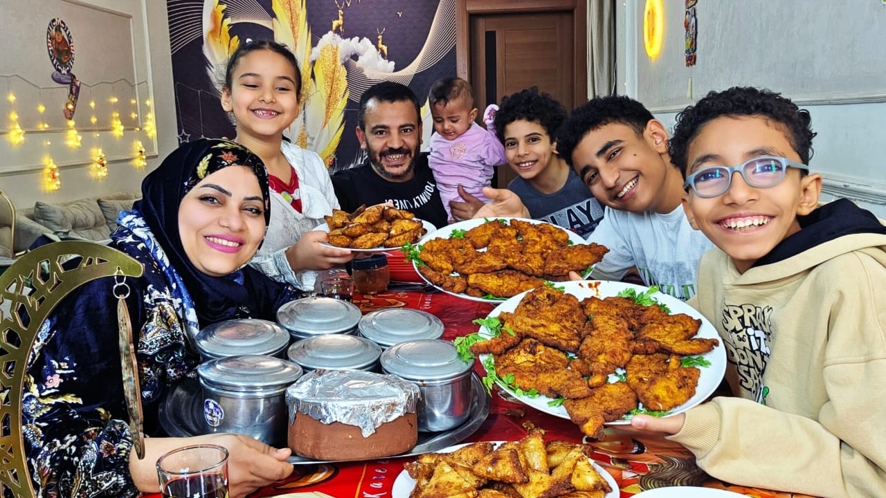 حملت وشلت وطلعت الحاجه من جوه بنسمع كلمه حلوه اسمعوا الفيديو وركزوا فيه شويه ما بيطمرش فطار رابع يوم