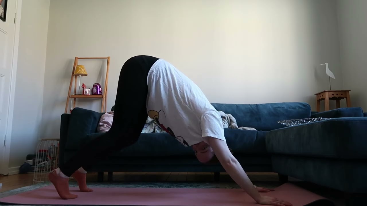 Впервые за несколько месяцев занимаюсь йогой.