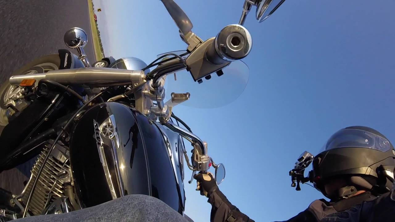 Бешеный Ёж рассматривает Yamaha Vstar (Dragstar) 1100 2004 года