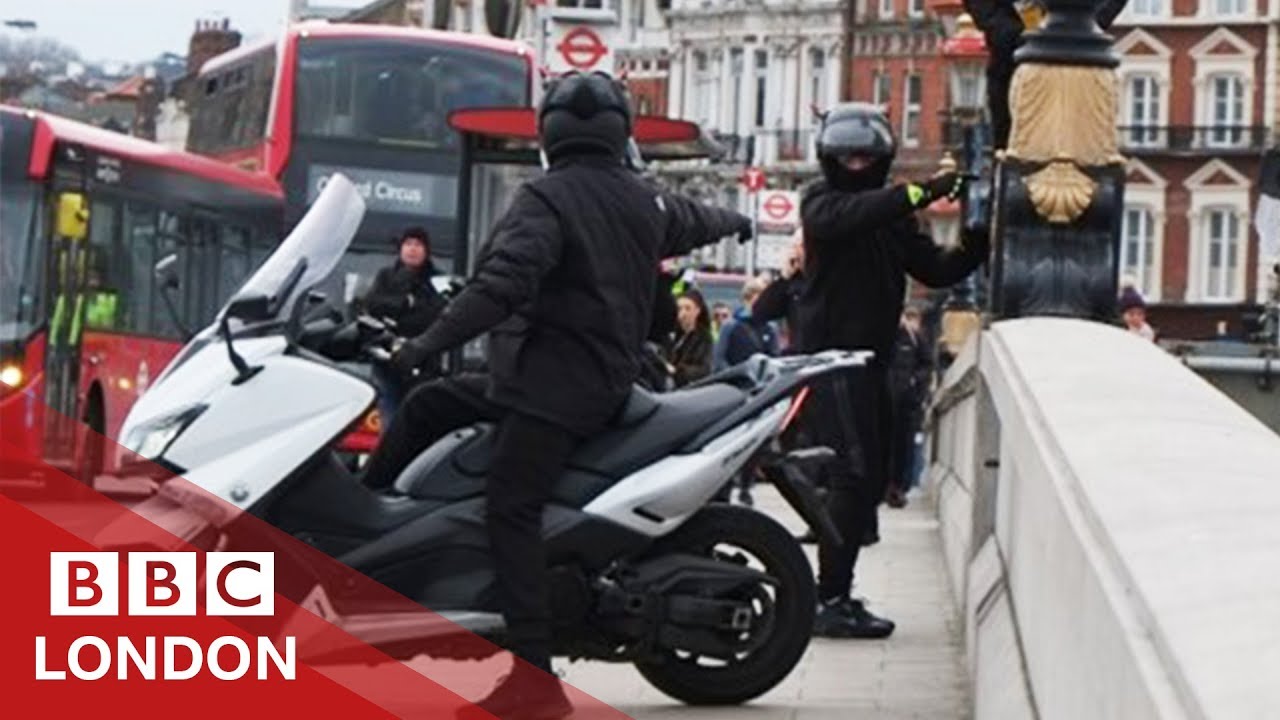 Банда, похитившая мальчиков на мопедах, попала в тюрьму — BBC London