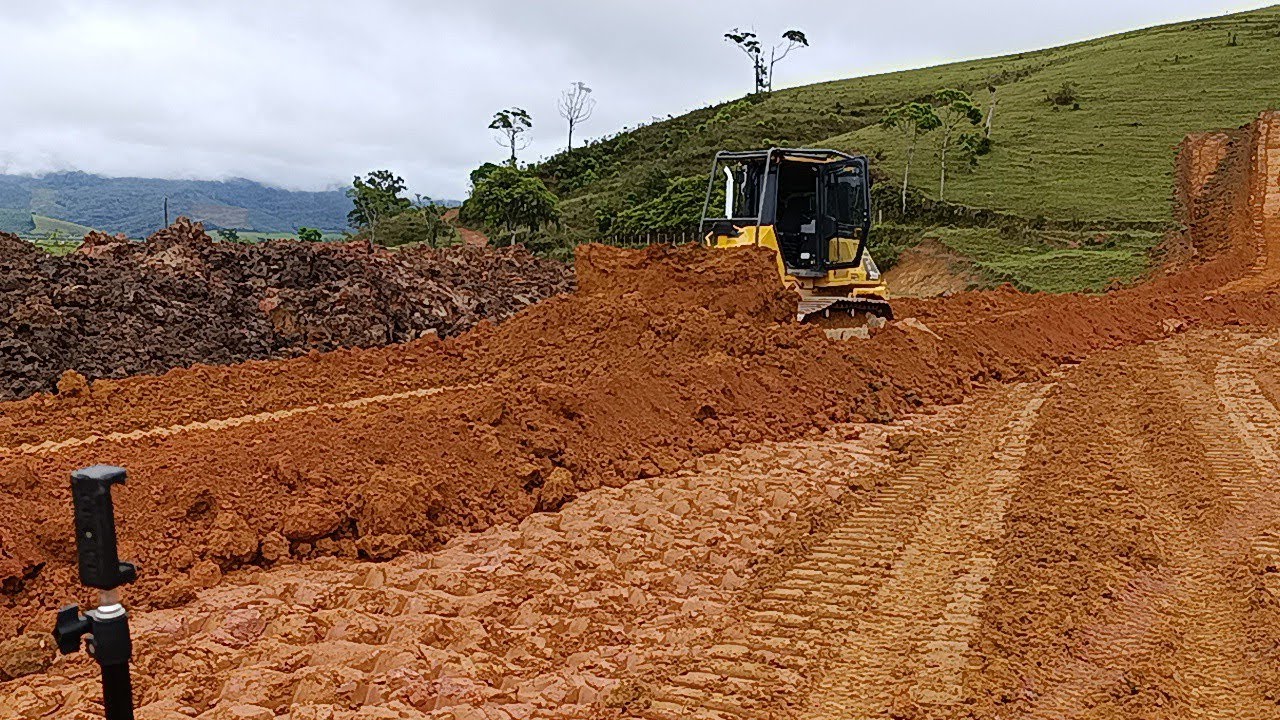 Trator de esteira D51 komatsu fazendo açude parte 3