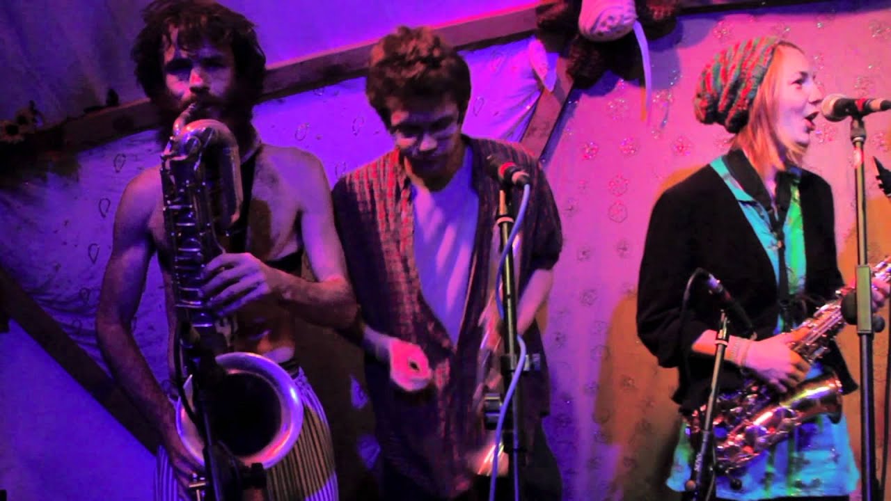Duncan Disorderly & the Scallywags perform Smilin medley @ Small world festival