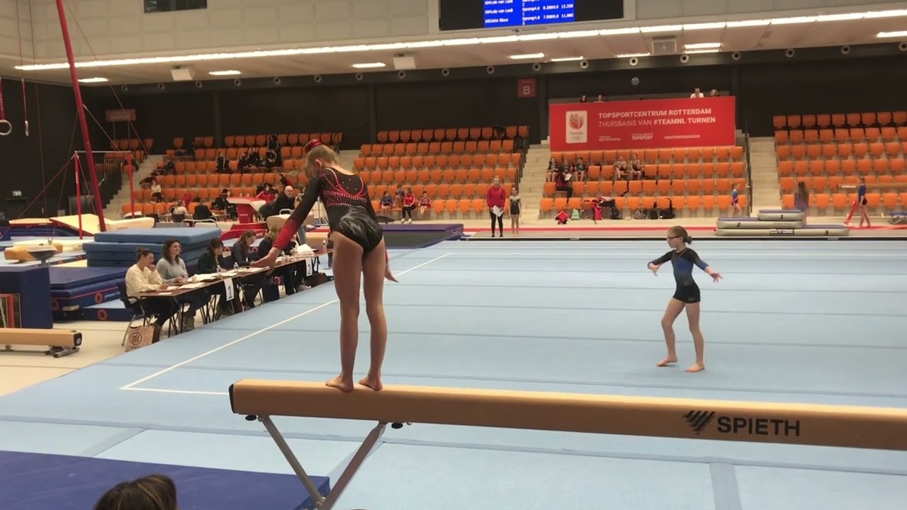 Zoë team wedstrijd turnen mb4 toestel balk district Zuid-Holland 11 februari 2023