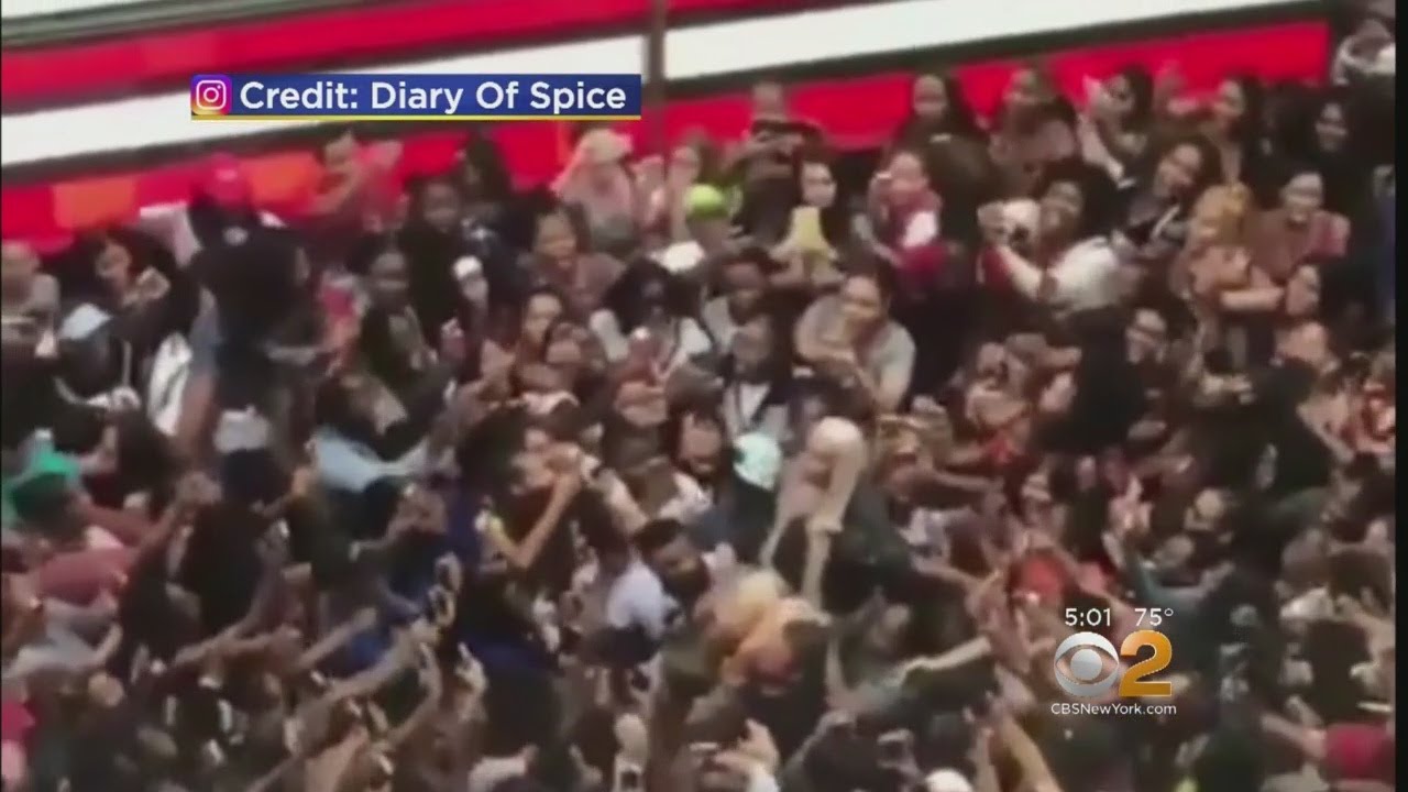 Star Sighting Creates Fan Frenzy In Times Square