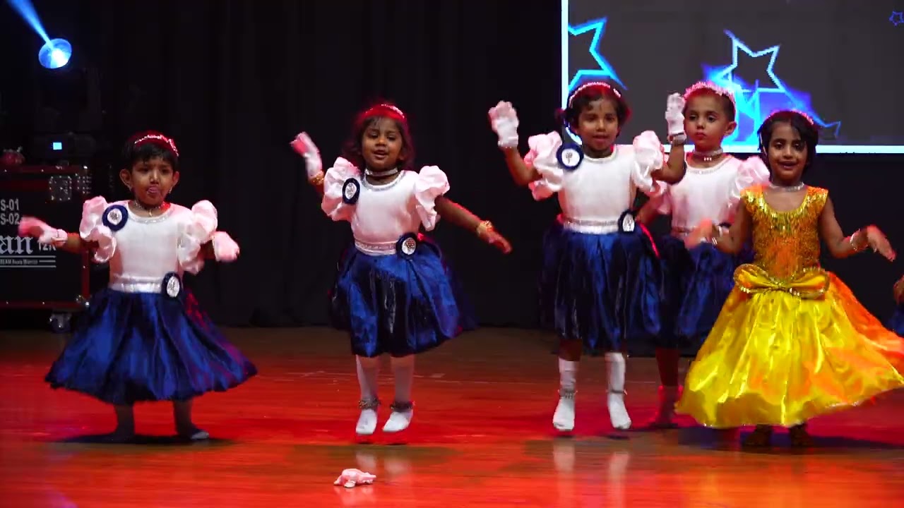 Choti si asha fusion song dance performance by Play group kids