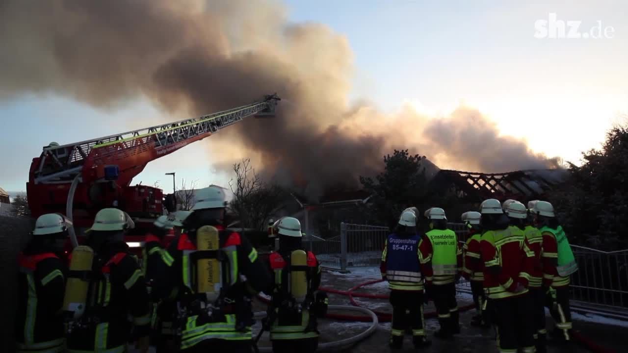 Feuer zerstört Einfamilienhaus in Leck