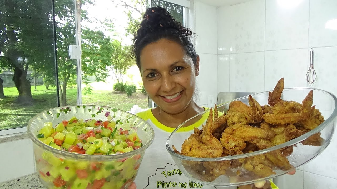 ASAS DE FRANGO CROCANTE O DIA INTEIRO, MESMO DEPOIS DE FRIA, VINAGRETE DE ABÓBRINHA
