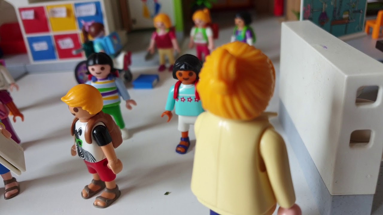 Chloé en français présente une histoire playmobil : C'est la rentrée des classes ! (Partie 1) 😁📘📝