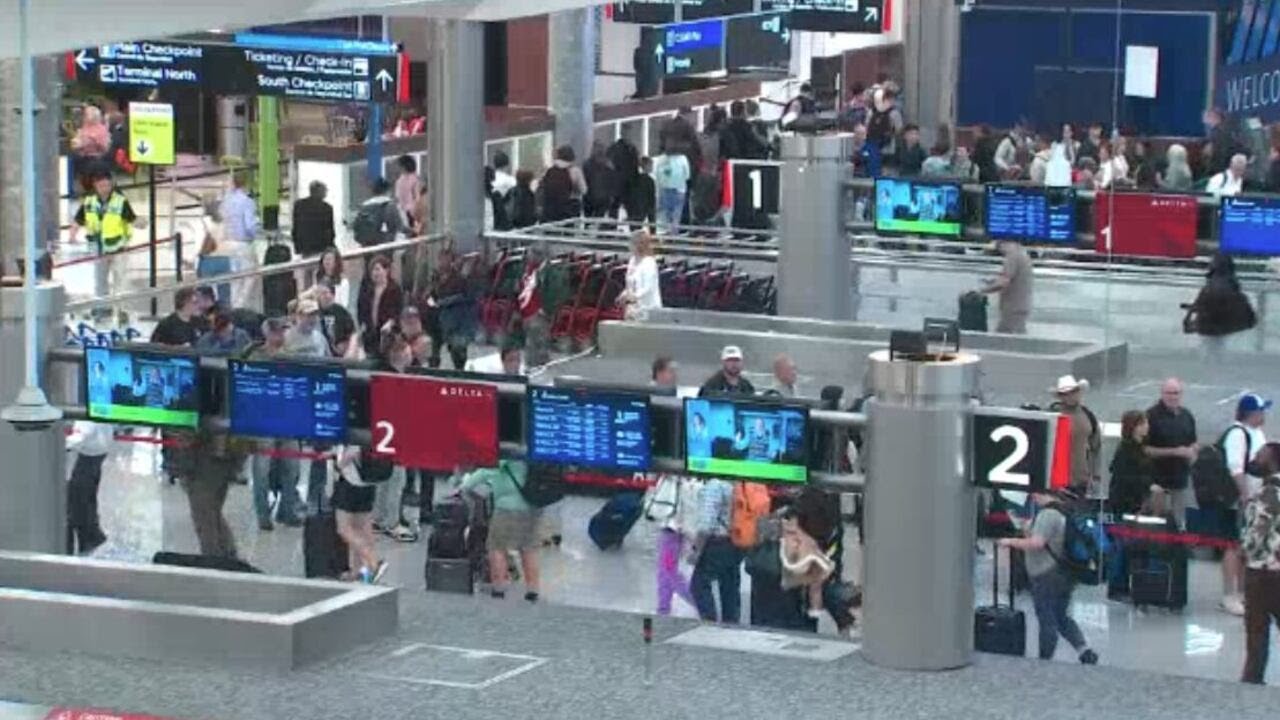 В крупнейшем аэропорту мира продолжается транспортный хаос.