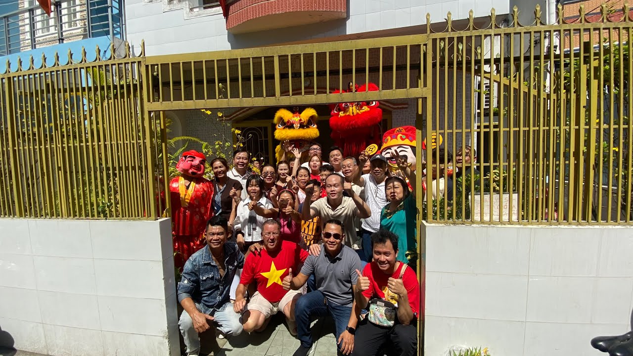 Múa Lân lấy bao lì xì treo - Mừng năm mới nhà ngoại Quận 4