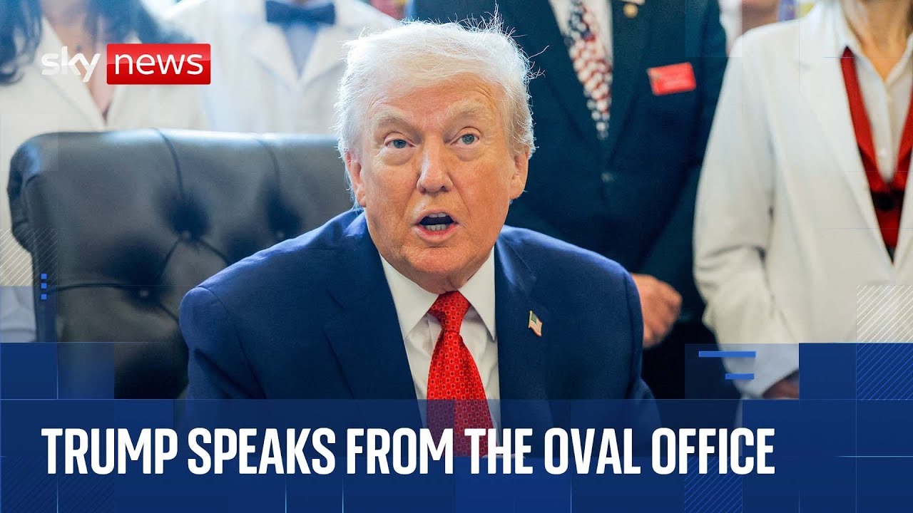 Трамп проводит церемонию подписания в Овальном кабинете.