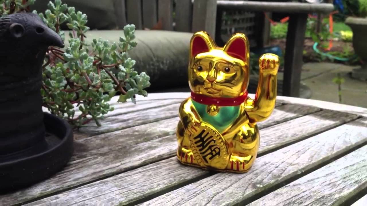Gold Cat Waves Good Fortune