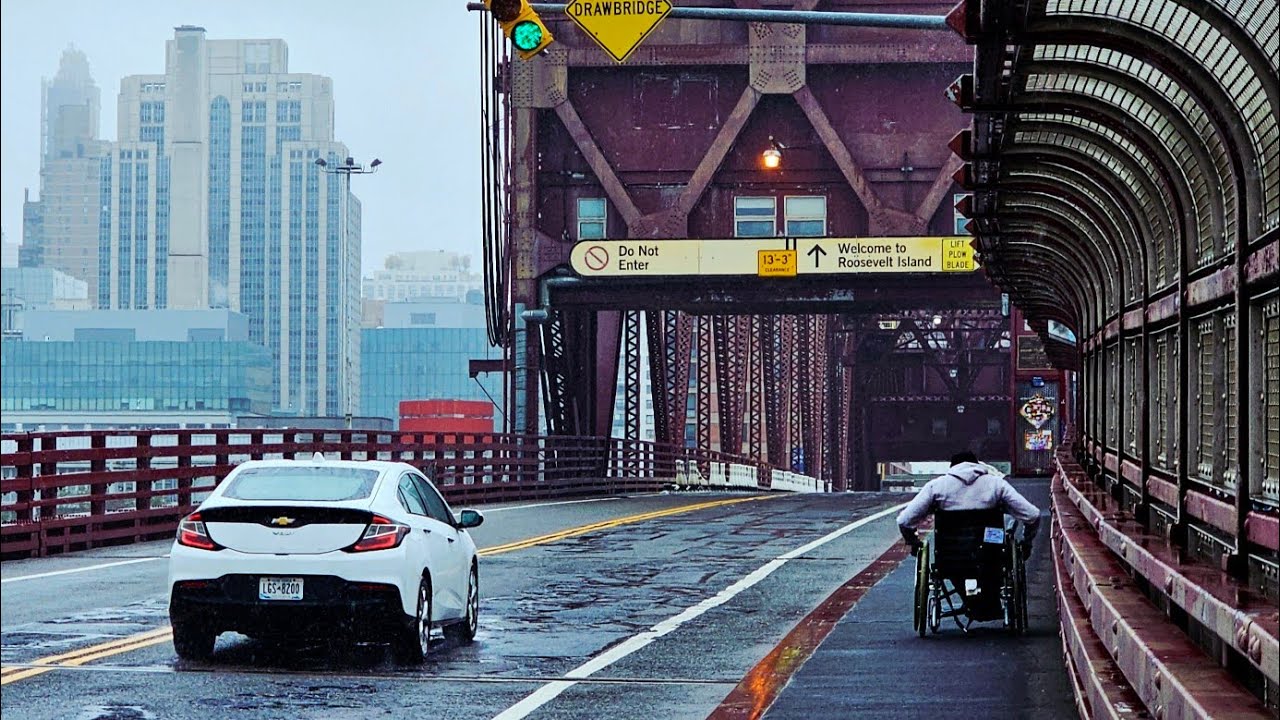 Walking from Roosevelt Bridge to cross over to Brooklyn 