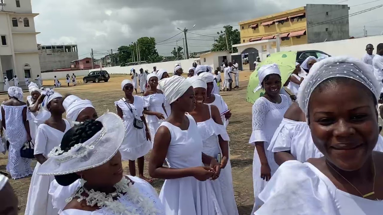 ambiance de la🥳 @choralepitaloba7625   à la sortie de l'église🎉