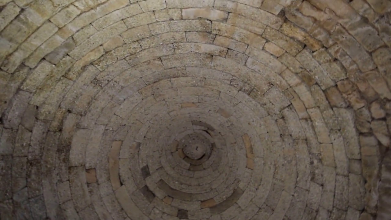 Mycenae (1) - Tholos (beehive) Tomb of Clytemnestra - Acoustics