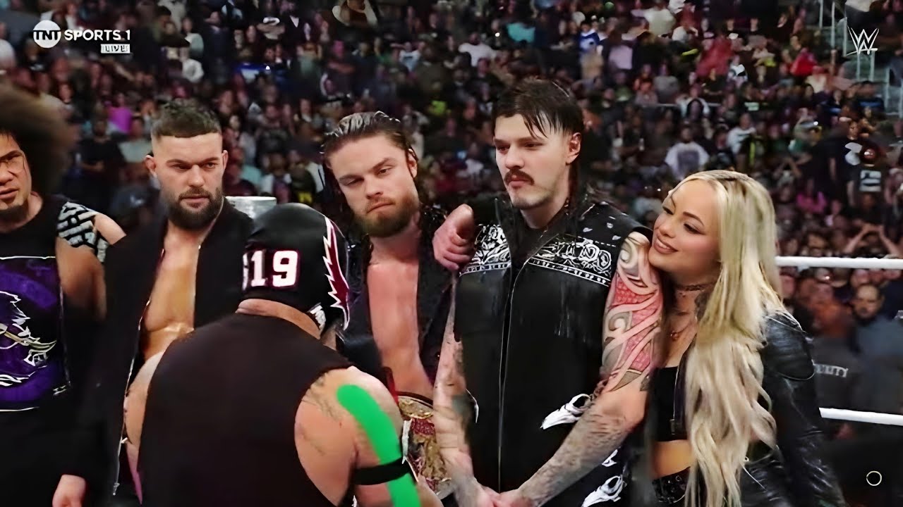 Rey Mysterio Confronta a Dominik & Liv Morgan - WWE Raw Español Latino: 26/08/2024