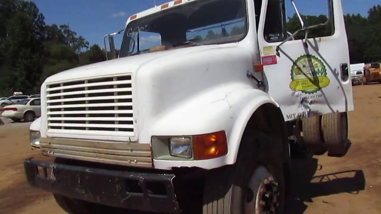 1993 Navistar International (scrapyard rig)