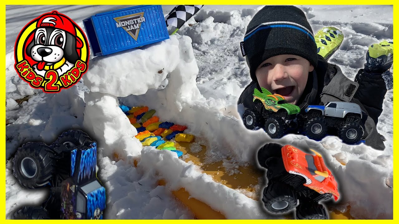 Monster Jam Toy Trucks - The LONGEST Downhill SNOW RACING Track (Grave Digger, Dragon, El Toro Loco)