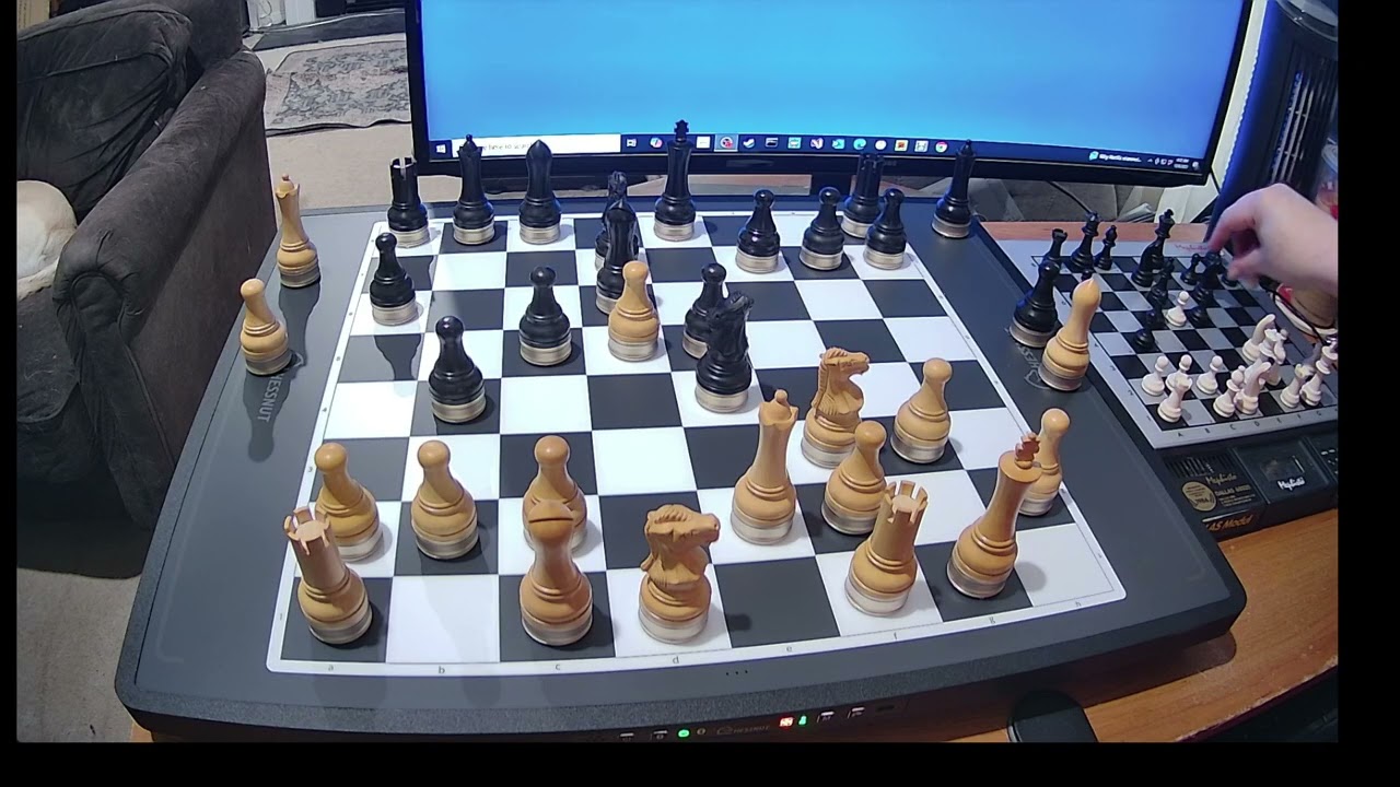 Mephisto Dallas 68020 vs Chessnut Move Offline Bot -  Level 8