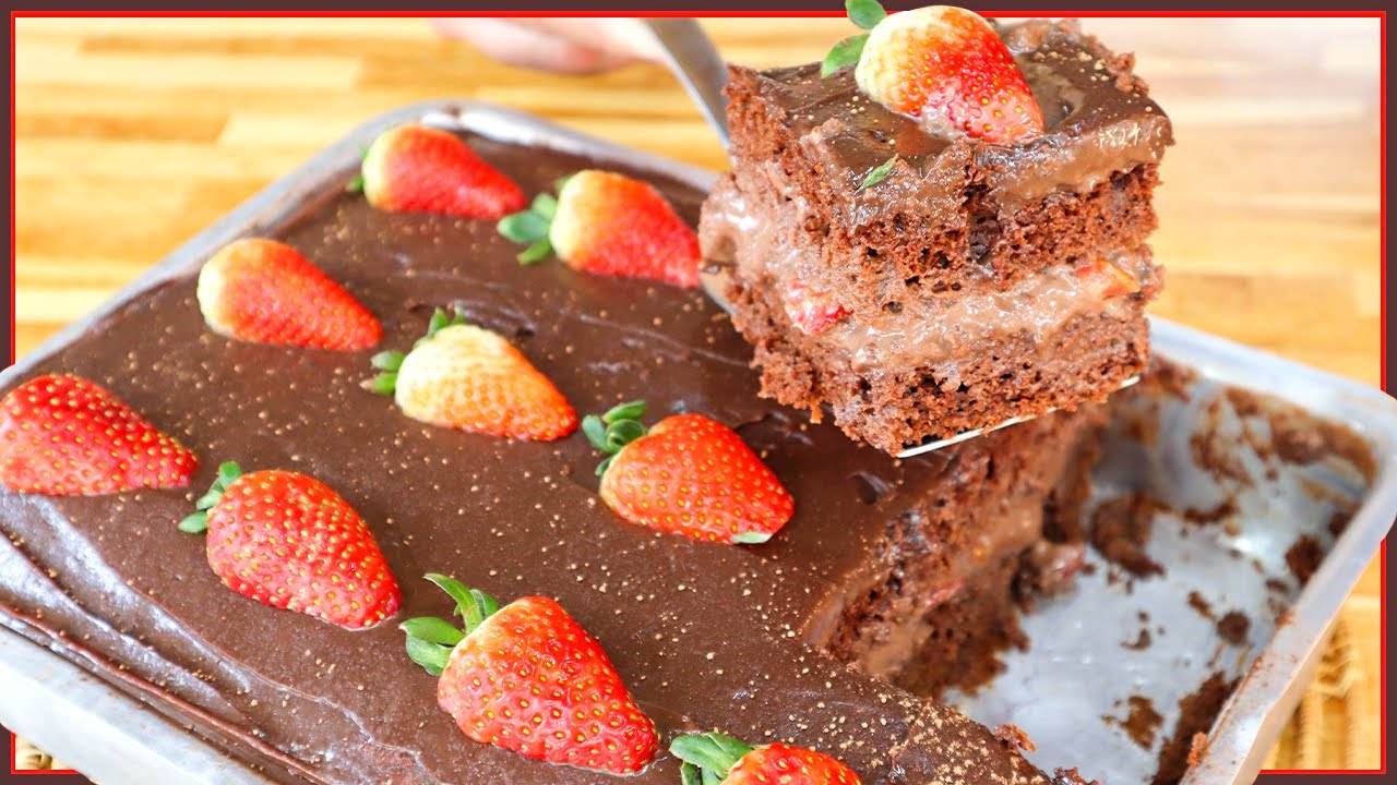 O MELHOR BOLO DE CHOCOLATE COM MORANGOS - SUPER RECHEADO E FEITO DIRETO NA FORMA