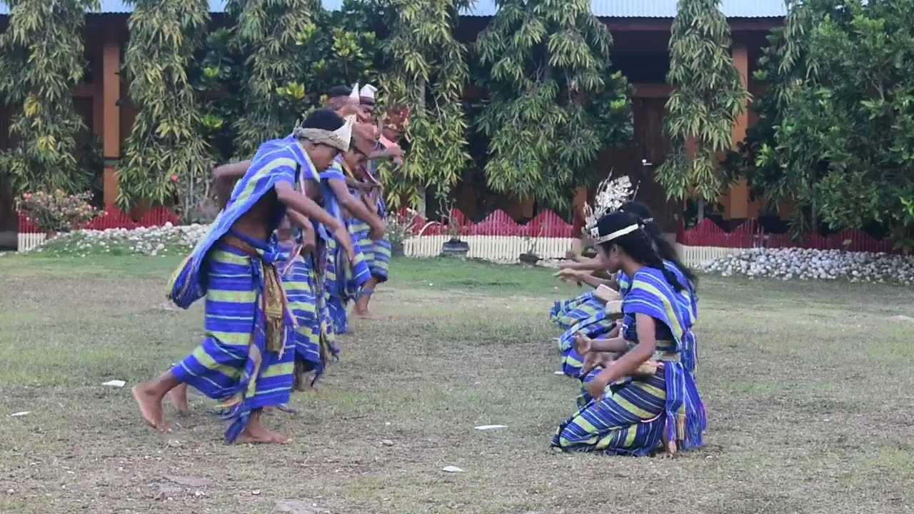 LOMBA TARI KREASI SMA NEGERI IO KUFEU, KAB.MALAKA - TEMA: TEBE KREASI MENENUN.