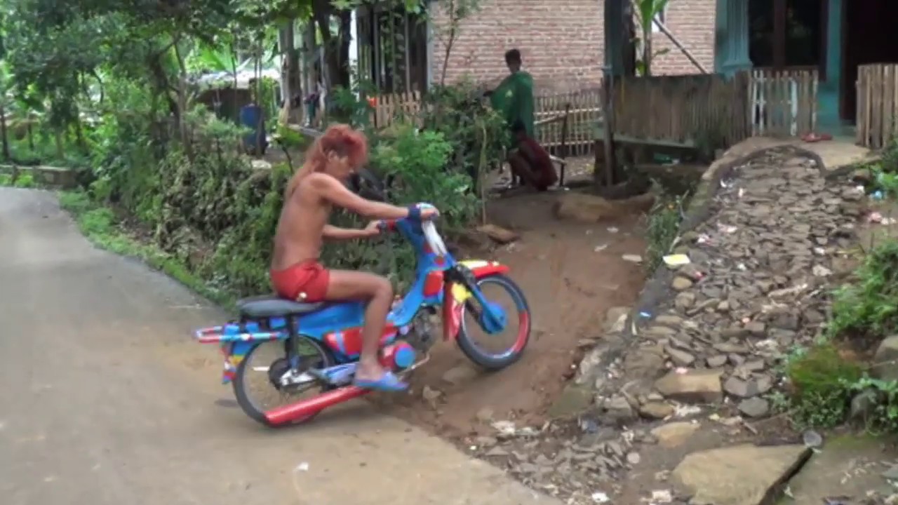 Gus Javar Atraksi di Atas Sepeda Motor di Tengah Hutan