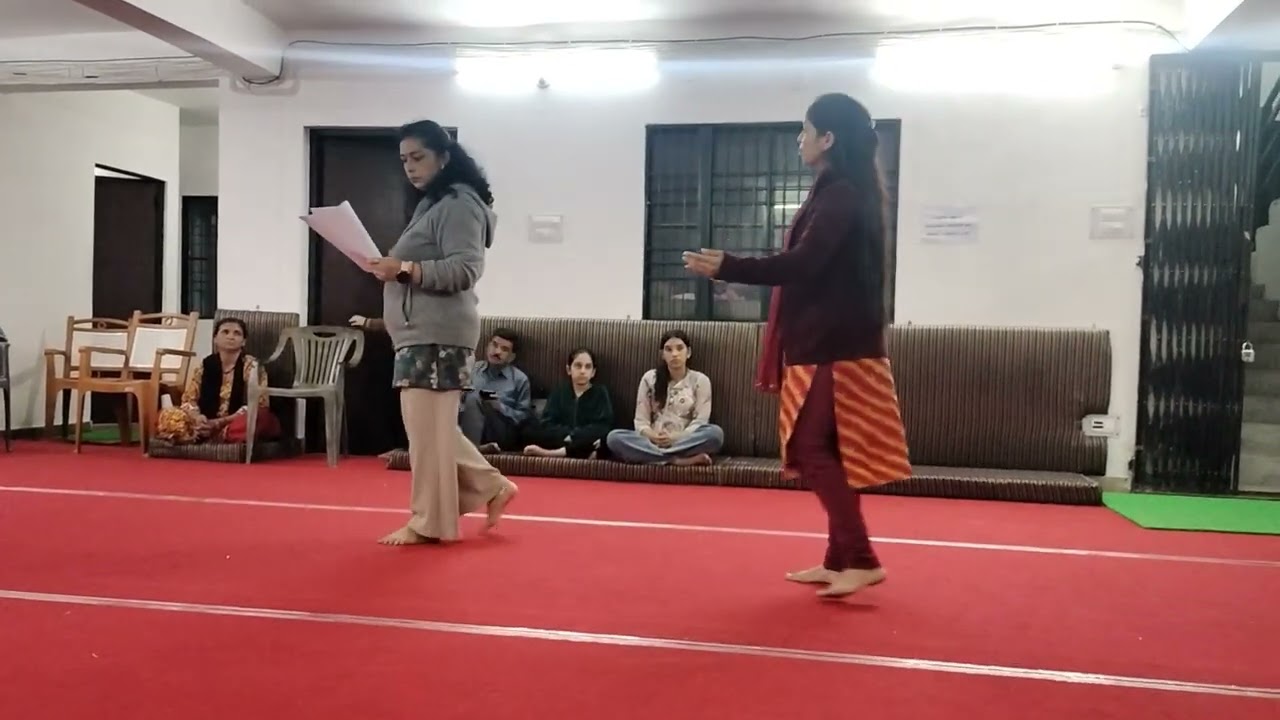 श्री रामलीला कमेटी कर्नाटक खोला अल्मोड़ा तालीम में राम जी परशुराम जी से को बताते हुए 