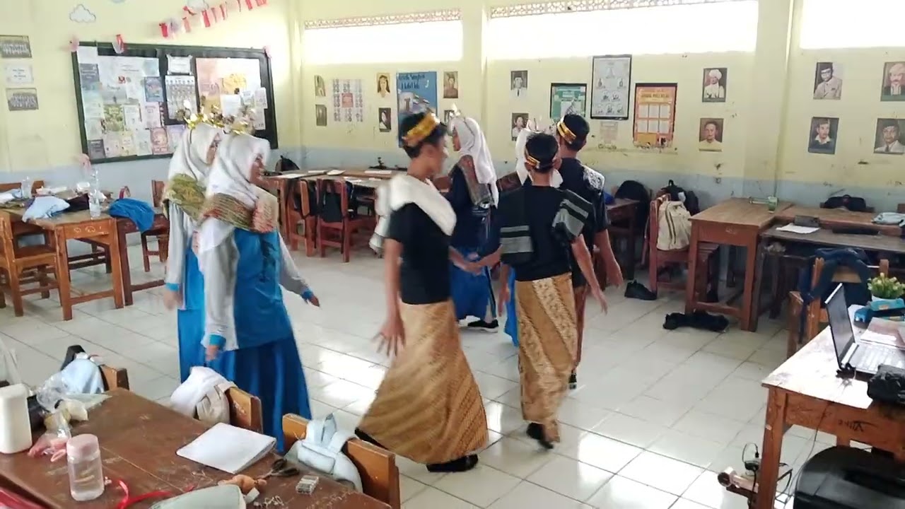 TUGAS KELOMPOK 4 KELAS 8D BERNYANYI LAGU DAERAH| LAGU MANUK DADALI - JAWA BARAT