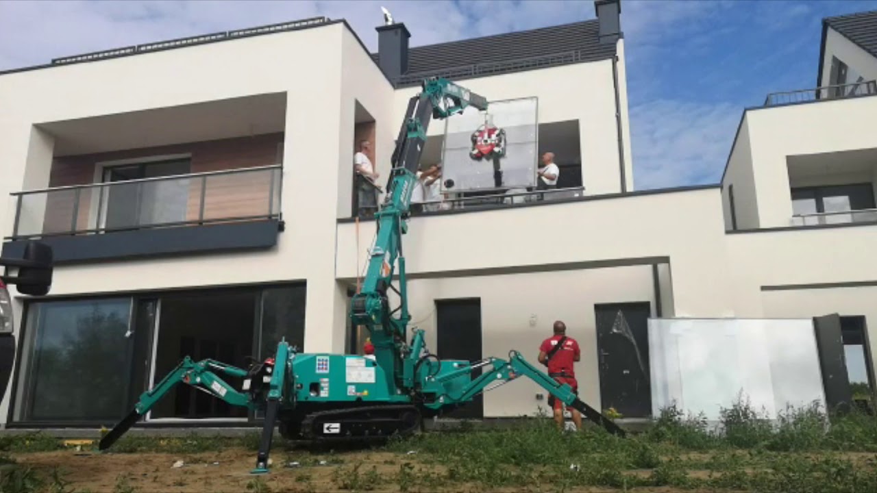 Wymiana szyby za pomocą mini żurawia Maeda MK 1033 i przyssawki UPG 350