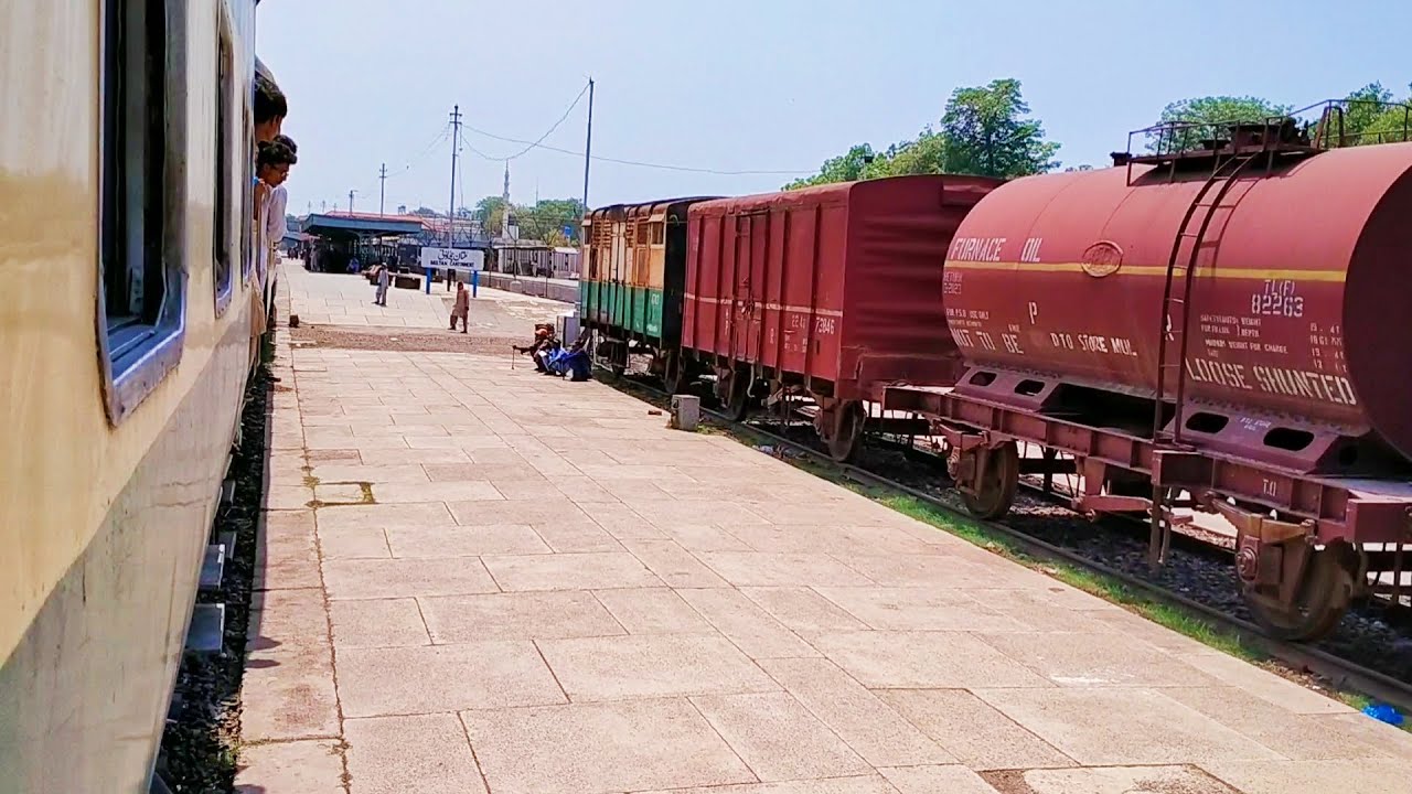 Pakistan Railways:2dn Khyber Mail reaching Multan Cantt